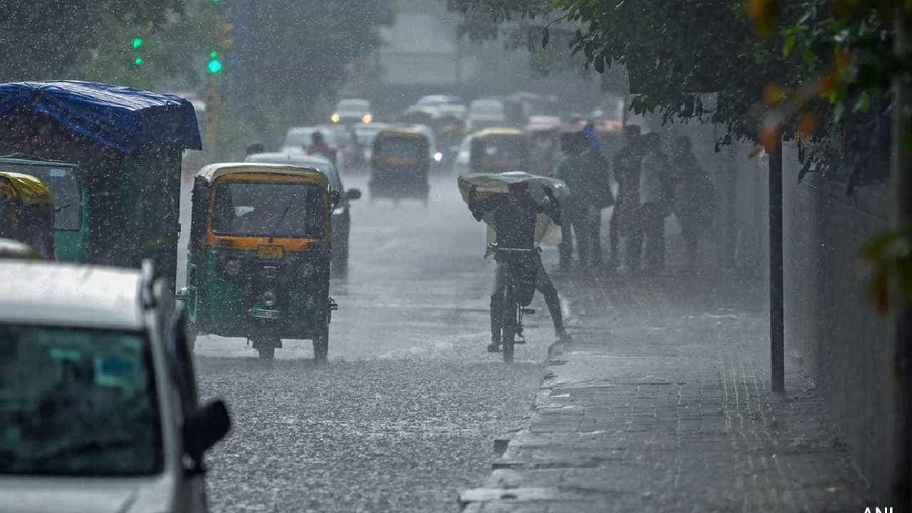 Karnataka Weather: ಕರ್ನಾಟಕದ ಕರಾವಳಿ ಹಾಗೂ ದಕ್ಷಿಣ ಒಳನಾಡಿನ ಕೆಲವು ಜಿಲ್ಲೆಗಳಲ್ಲಿ ಹೆಚ್ಚು ಮಳೆಯಾಗುವ ಸಾಧ್ಯತೆ Karnataka Weather: ಕರ್ನಾಟಕದ ಕರಾವಳಿ ಹಾಗೂ ದಕ್ಷಿಣ ಒಳನಾಡಿನ ಕೆಲವು ಜಿಲ್ಲೆಗಳಲ್ಲಿ ಹೆಚ್ಚು ಮಳೆಯಾಗುವ ಸಾಧ್ಯತೆ
