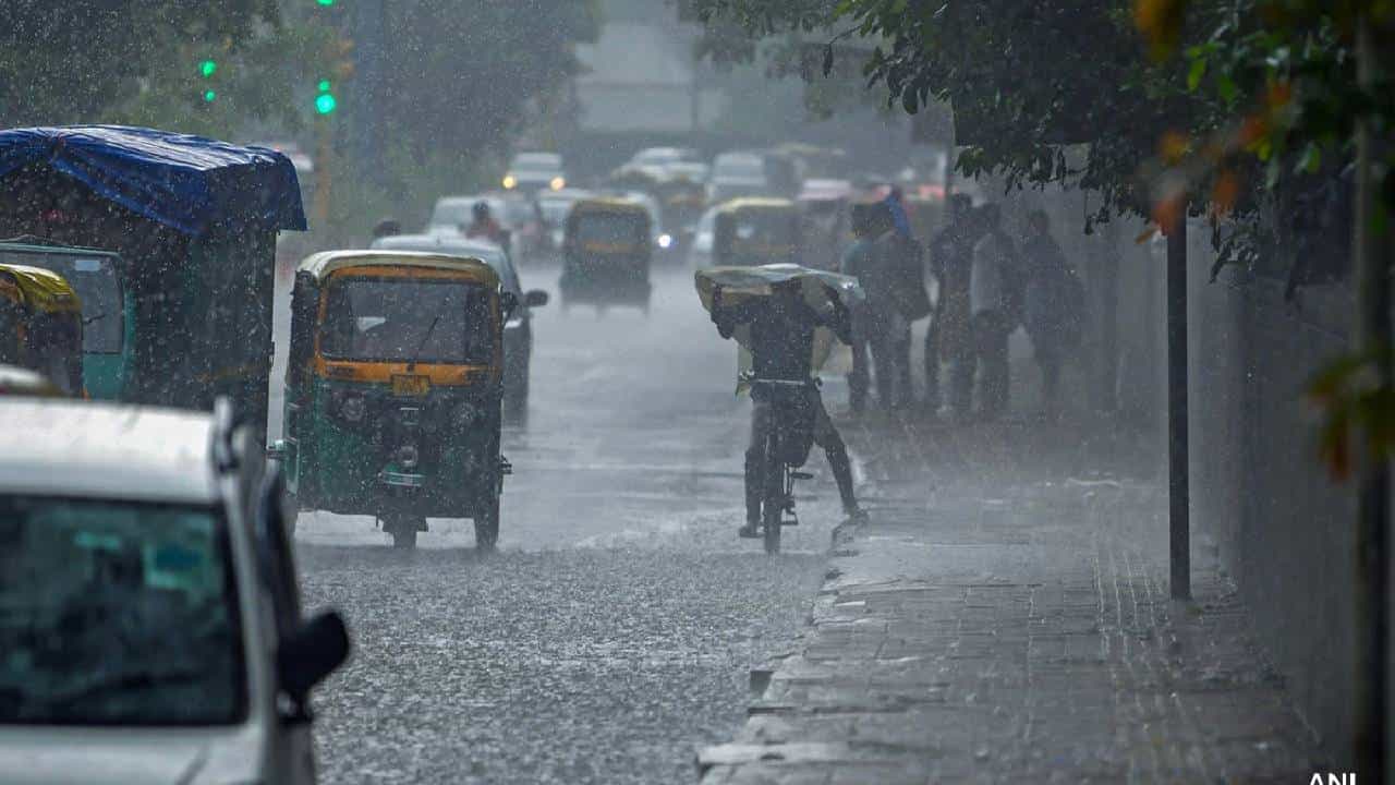 Karnataka Weather: ನವೆಂಬರ್ 5ರವರೆಗೆ ಕರ್ನಾಟಕದ ಕರಾವಳಿ, ಉತ್ತರ, ದಕ್ಷಿಣ ಒಳನಾಡಿನಲ್ಲಿ ಮಳೆ Karnataka Weather: ನವೆಂಬರ್ 5ರವರೆಗೆ ಕರ್ನಾಟಕದ ಕರಾವಳಿ, ಉತ್ತರ, ದಕ್ಷಿಣ ಒಳನಾಡಿನಲ್ಲಿ ಮಳೆ