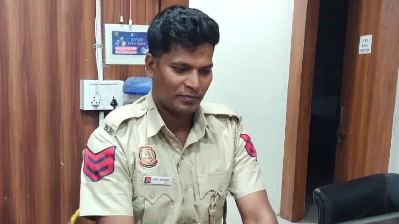 Success Story: ದಿನಕ್ಕೆ 10 ರೂ. ದುಡಿಯುತ್ತಿದ್ದ ದಿನಗೂಲಿ ನೌಕರ ಈಗ ಐಎಎಸ್ ಅಧಿಕಾರಿ! Success Story: ದಿನಕ್ಕೆ 10 ರೂ. ದುಡಿಯುತ್ತಿದ್ದ ದಿನಗೂಲಿ ನೌಕರ ಈಗ ಐಎಎಸ್ ಅಧಿಕಾರಿ!