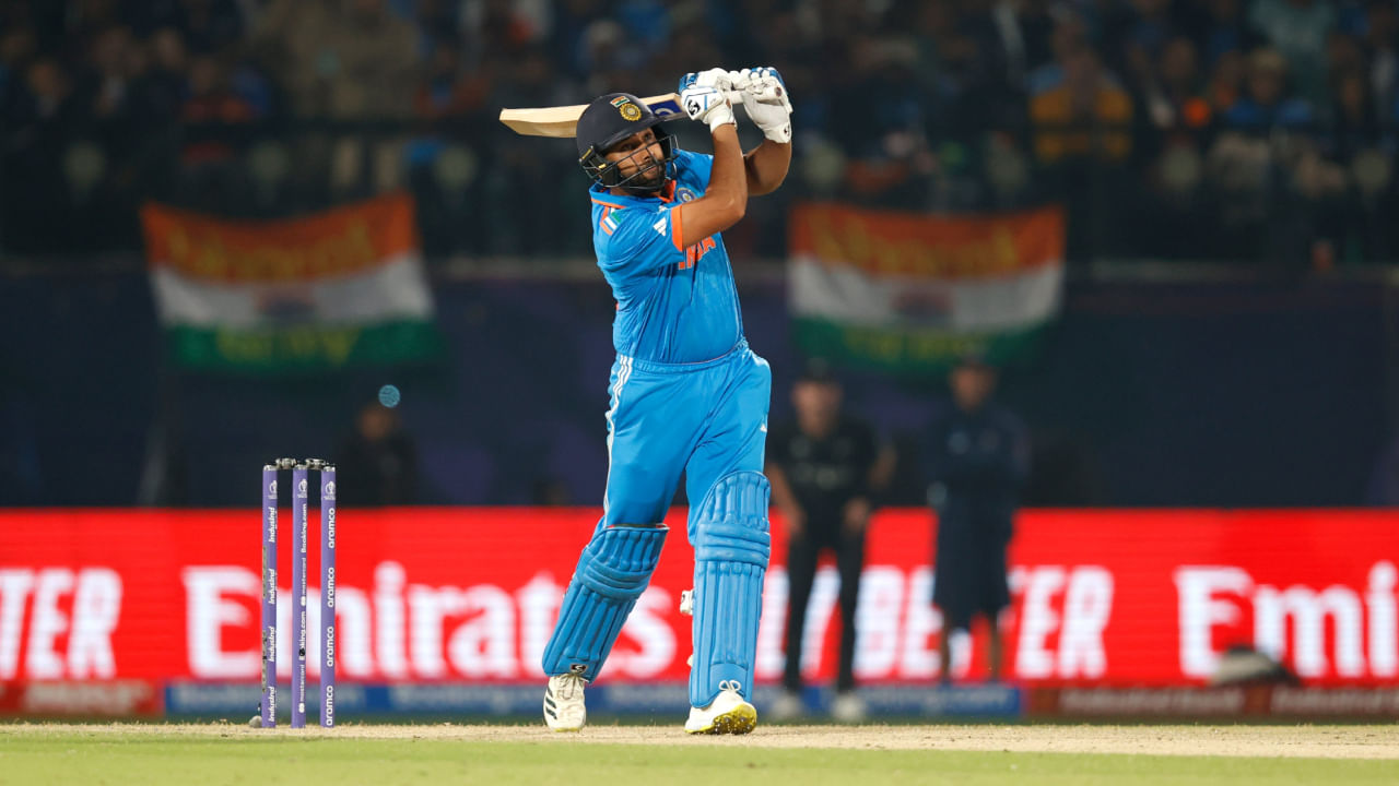 ಕೊಹ್ಲಿಗೂ ಮುನ್ನ ಇದೇ ಪಂದ್ಯದಲ್ಲಿ 46 ರನ್ಗಳ ಇನ್ನಿಂಗ್ಸ್ ಆಡಿದ್ದ ರೋಹಿತ್ ಶರ್ಮಾ, ಈ ವಿಶ್ವಕಪ್ನಲ್ಲಿ ಅಧಿಕ ರನ್ ಸಿಡಿಸಿದ ಆಟಗಾರರ ಪಟ್ಟಿಯಲ್ಲಿ ಅಗ್ರಸ್ಥಾನಕ್ಕೇರಿದರು. ಆದರೆ ಕೆಲವೇ ಹೊತ್ತಿನಲ್ಲಿ ಕೊಹ್ಲಿ ಅವರನ್ನು ಹಿಂದಿಕ್ಕಿದರು.