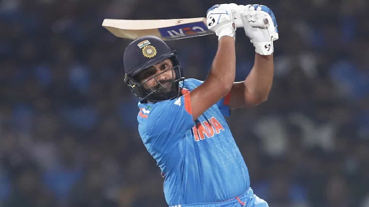ದೆಹಲಿಯ ಅರುಣ್ ಜೇಟ್ಲಿ ಸ್ಟೇಡಿಯಂನಲ್ಲಿ ನಡೆದ ಅಫ್ಘಾನಿಸ್ತಾನ್ ವಿರುದ್ಧದ ಪಂದ್ಯದಲ್ಲಿ ಭರ್ಜರಿ ಶತಕ ಸಿಡಿಸುವ ಮೂಲಕ ರೋಹಿತ್ ಶರ್ಮಾ ಏಕದಿನ ವಿಶ್ವಕಪ್ನಲ್ಲಿ ಸಾವಿರ ರನ್ ಪೂರೈಸಿದ್ದಾರೆ.