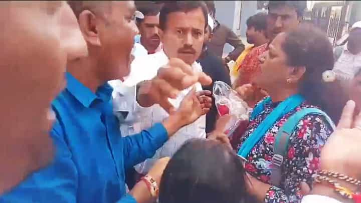 Video: ಖಾಸಗಿ ವಾಹಿನಿಯ ಕ್ಯಾಮೆರಾ ಮ್ಯಾನ್ ಮೇಲೆ ಹಲ್ಲೆ: ಸರ್ಕಾರಿ ನೌಕರರ ಸಂಘದ ರಾಜ್ಯಾಧ್ಯಕ್ಷನ ರೌಡಿಸಂ Video: ಖಾಸಗಿ ವಾಹಿನಿಯ ಕ್ಯಾಮೆರಾ ಮ್ಯಾನ್ ಮೇಲೆ ಹಲ್ಲೆ: ಸರ್ಕಾರಿ ನೌಕರರ ಸಂಘದ ರಾಜ್ಯಾಧ್ಯಕ್ಷನ ರೌಡಿಸಂ