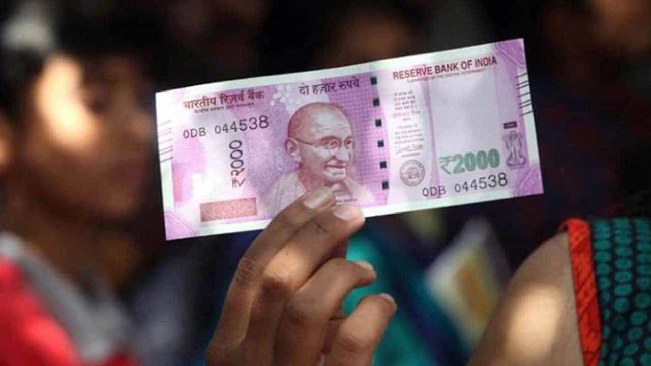 ರೂ 2,000 ನೋಟು ಇನ್ನೂ ಇವೆಯಾ?; ಕೆಲವೇ ಕಡೆ ನೋಟು ವಿನಿಮಯಕ್ಕೆ ಇನ್ನೂ ಇದೆ ಅವಕಾಶ; ಇಲ್ಲಿದೆ ಡೀಟೇಲ್ಸ್ ರೂ 2,000 ನೋಟು ಇನ್ನೂ ಇವೆಯಾ?; ಕೆಲವೇ ಕಡೆ ನೋಟು ವಿನಿಮಯಕ್ಕೆ ಇನ್ನೂ ಇದೆ ಅವಕಾಶ; ಇಲ್ಲಿದೆ ಡೀಟೇಲ್ಸ್