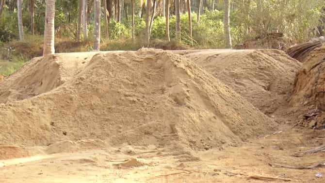 ಮಂಗಳೂರು: ನದಿಯಲ್ಲಿ ಮರಳಿದ್ರೂ ಕೃತಕ ಅಭಾವಕ್ಕೆ ಗುತ್ತಿಗೆದಾರರು ಕಂಗಾಲು