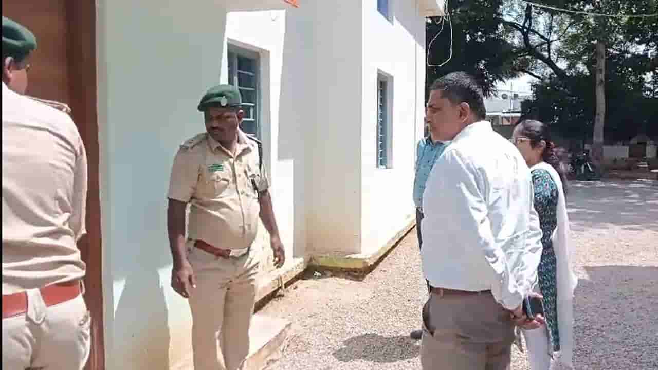 ಅರಣ್ಯ ಇಲಾಖೆ ಕಚೇರಿಯಲ್ಲಿದ್ದ 8 ಲಕ್ಷ ಮೌಲ್ಯದ ಶ್ರೀಗಂಧದ ಕಟ್ಟಿಗೆ ಕಳ್ಳತನ; ಇಬ್ಬರು ಅಧಿಕಾರಿಗಳ ಅಮಾನತು