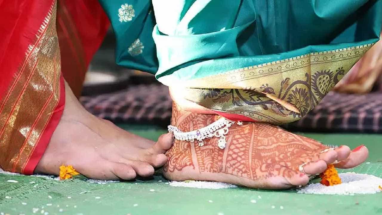 ಹಿಂದೂ ವಿವಾಹದಲ್ಲಿ ಸಪ್ತಪದಿ ಇಲ್ಲದಿದ್ದರೆ ಮದುವೆಯನ್ನು ಮಾನ್ಯ ಎಂದು ಪರಿಗಣಿಸಲಾಗದು: ಅಲಹಾಬಾದ್ ಹೈಕೋರ್ಟ್ ಹಿಂದೂ ವಿವಾಹದಲ್ಲಿ ಸಪ್ತಪದಿ ಇಲ್ಲದಿದ್ದರೆ ಮದುವೆಯನ್ನು ಮಾನ್ಯ ಎಂದು ಪರಿಗಣಿಸಲಾಗದು: ಅಲಹಾಬಾದ್ ಹೈಕೋರ್ಟ್