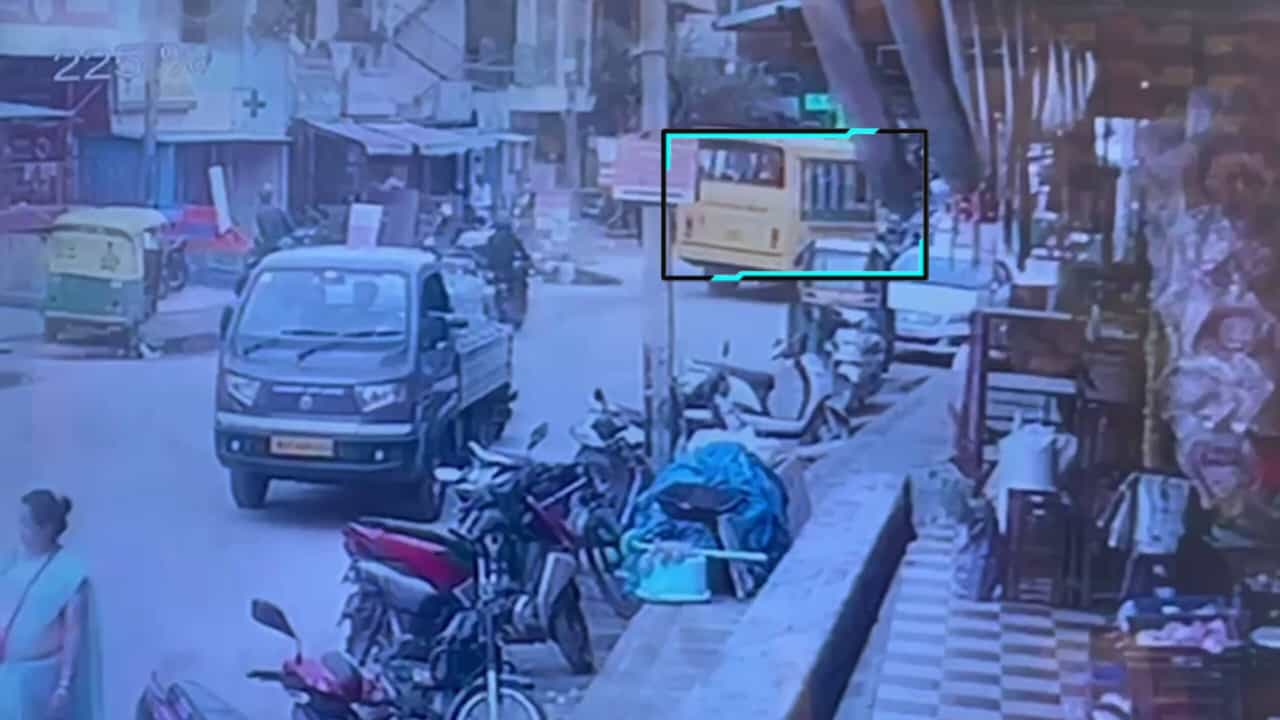 ಬೆಂಗಳೂರು: ಕುಡಿದ ಮತ್ತಿನಲ್ಲಿ ಶಾಲಾ ಬಸ್ ಚಾಲನೆ, ಓರ್ವ ಸಾವು ಬೆಂಗಳೂರು: ಕುಡಿದ ಮತ್ತಿನಲ್ಲಿ ಶಾಲಾ ಬಸ್ ಚಾಲನೆ, ಓರ್ವ ಸಾವು