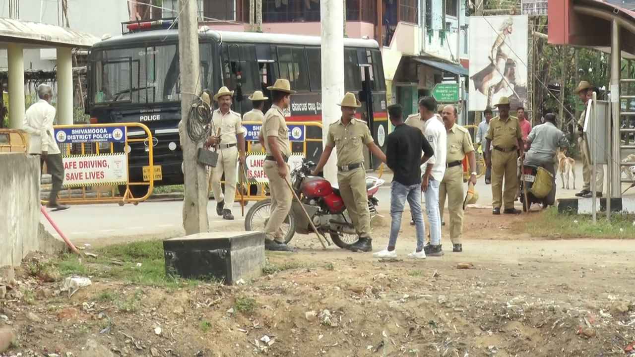 ಶಿವಮೊಗ್ಗದಲ್ಲಿ ಬಿಗುವಿನ ವಾತಾವರಣ: ತೀವ್ರ ವಿರೋಧಕ್ಕೆ ಕಾರಣವಾಗಿದ್ದ ಖಡ್ಗ ಹಿಡಿದ ಟಿಪ್ಪು ಸುಲ್ತಾನ್ ಕಟೌಟ್‌ ಔಟ್​