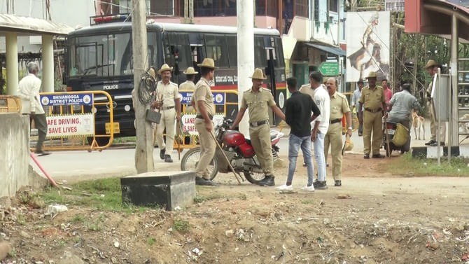 ಶಿವಮೊಗ್ಗದಲ್ಲಿ ಈದ್ ಮಿಲಾದ್ ಗೆ ಹಾಕಿದ್ದ ಬೃಹತ್ ಟಿಪ್ಪು ಕಟೌಟ್ ತೆರವು ಶಿವಮೊಗ್ಗದಲ್ಲಿ ಈದ್ ಮಿಲಾದ್ ಗೆ ಹಾಕಿದ್ದ ಬೃಹತ್ ಟಿಪ್ಪು ಕಟೌಟ್ ತೆರವು