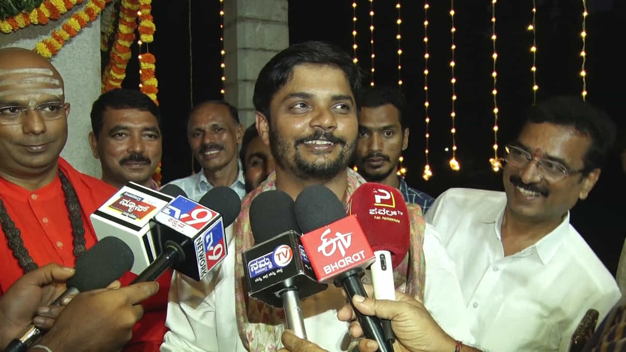 ಶಿವಮೊಗ್ಗದಲ್ಲಿ ಸೌಹಾರ್ದ ಸಭೆ: ಶಾಂತಿ ಹಾಳಾಗುತ್ತಿರುವುದರ ಮೂಲ ಎಲ್ಲಿದೆ, ಅದರ ತಾಯಿ ಬೇರನ್ನು ಚಿವುಟಿಹಾಕಿ -ವಿನಯ್ ಗುರೂಜಿ ಶಿವಮೊಗ್ಗದಲ್ಲಿ ಸೌಹಾರ್ದ ಸಭೆ: ಶಾಂತಿ ಹಾಳಾಗುತ್ತಿರುವುದರ ಮೂಲ ಎಲ್ಲಿದೆ, ಅದರ ತಾಯಿ ಬೇರನ್ನು ಚಿವುಟಿಹಾಕಿ -ವಿನಯ್ ಗುರೂಜಿ