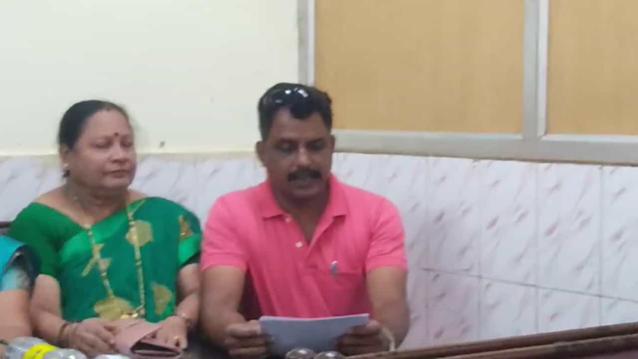 ಯಲ್ಲಾಪುರ: ಬಿಜೆಪಿ ಪದಾಧಿಕಾರಿಗಳ ಮರು ನೇಮಕಕ್ಕೆ ಶಿವರಾಮ್ ಹೆಬ್ಬಾರ್ ಅಭಿಮಾನಿ ಬಳಗದಿಂದ ಕಿಡಿ ಯಲ್ಲಾಪುರ: ಬಿಜೆಪಿ ಪದಾಧಿಕಾರಿಗಳ ಮರು ನೇಮಕಕ್ಕೆ ಶಿವರಾಮ್ ಹೆಬ್ಬಾರ್ ಅಭಿಮಾನಿ ಬಳಗದಿಂದ ಕಿಡಿ