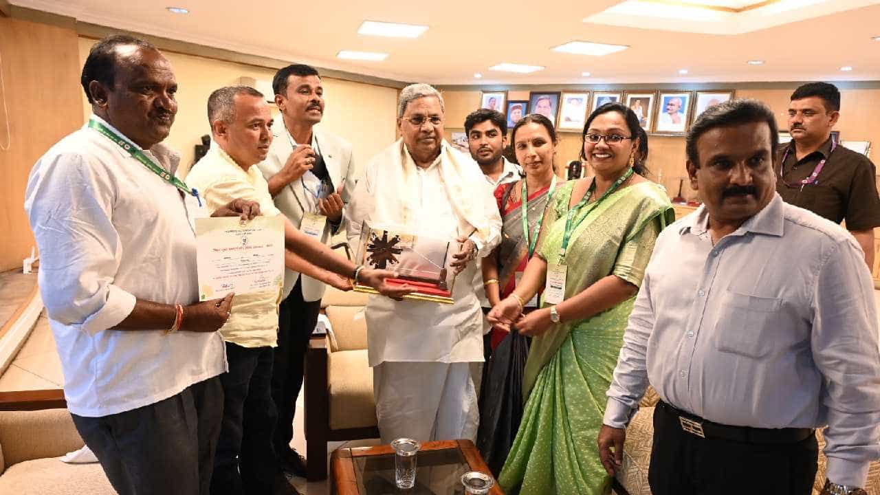 ಬೆಗ್ಲಿಹೊಸಹಳ್ಳಿ ಗ್ರಾಮ ಪಂಚಾಯಿತಿಗೆ ಗಾಂಧಿ ಗ್ರಾಮ ಪುರಸ್ಕಾರ: ಈ ಪಂಚಾಯ್ತಿ ಮಾಡಿದ ಕಾರ್ಯಗಳೇನು ಗೊತ್ತಾ? ಬೆಗ್ಲಿಹೊಸಹಳ್ಳಿ ಗ್ರಾಮ ಪಂಚಾಯಿತಿಗೆ ಗಾಂಧಿ ಗ್ರಾಮ ಪುರಸ್ಕಾರ: ಈ ಪಂಚಾಯ್ತಿ ಮಾಡಿದ ಕಾರ್ಯಗಳೇನು ಗೊತ್ತಾ?