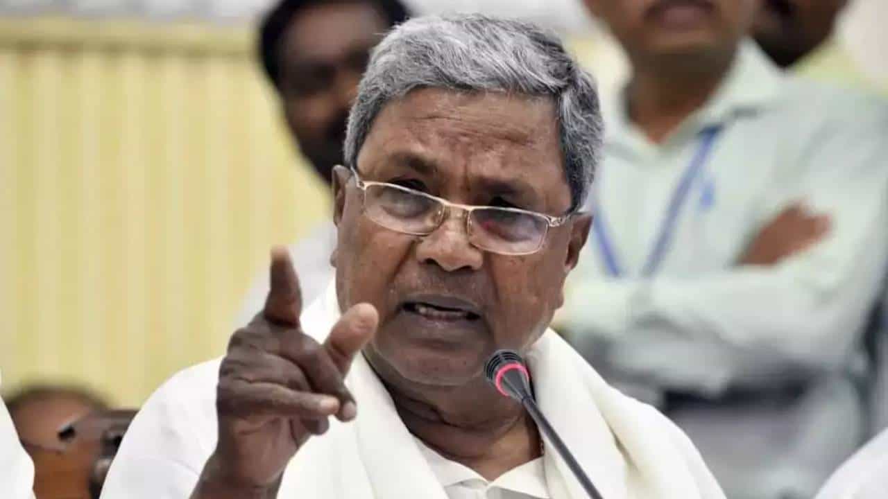 ಅತ್ತಿಬೆಲೆ ಪಟಾಕಿ ಅಗ್ನಿ ದುರಂತ ಪ್ರಕರಣ ಸಿಐಡಿಗೆ, ಮೃತ ಕುಟುಂಬಸ್ಥರಿಗೆ 5 ಲಕ್ಷ ರೂ. ಪರಿಹಾರ ಘೋಷಿಸಿದ ಸಿಎಂ ಅತ್ತಿಬೆಲೆ ಪಟಾಕಿ ಅಗ್ನಿ ದುರಂತ ಪ್ರಕರಣ ಸಿಐಡಿಗೆ, ಮೃತ ಕುಟುಂಬಸ್ಥರಿಗೆ 5 ಲಕ್ಷ ರೂ. ಪರಿಹಾರ ಘೋಷಿಸಿದ ಸಿಎಂ