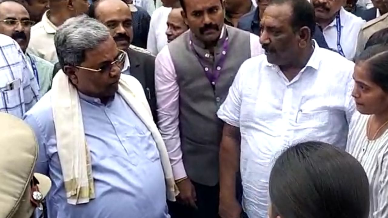 ಹೆಚ್ಡಿ ಕುಮಾರಸ್ವಾಮಿಯೇ ಕೃತಕ ಎಂದು ಟೀಕಿಸಿದ ಸಿಎಂ ಸಿದ್ದರಾಮಯ್ಯ: ಕಾರಣವೇನು? ಹೆಚ್ಡಿ ಕುಮಾರಸ್ವಾಮಿಯೇ ಕೃತಕ ಎಂದು ಟೀಕಿಸಿದ ಸಿಎಂ ಸಿದ್ದರಾಮಯ್ಯ: ಕಾರಣವೇನು?