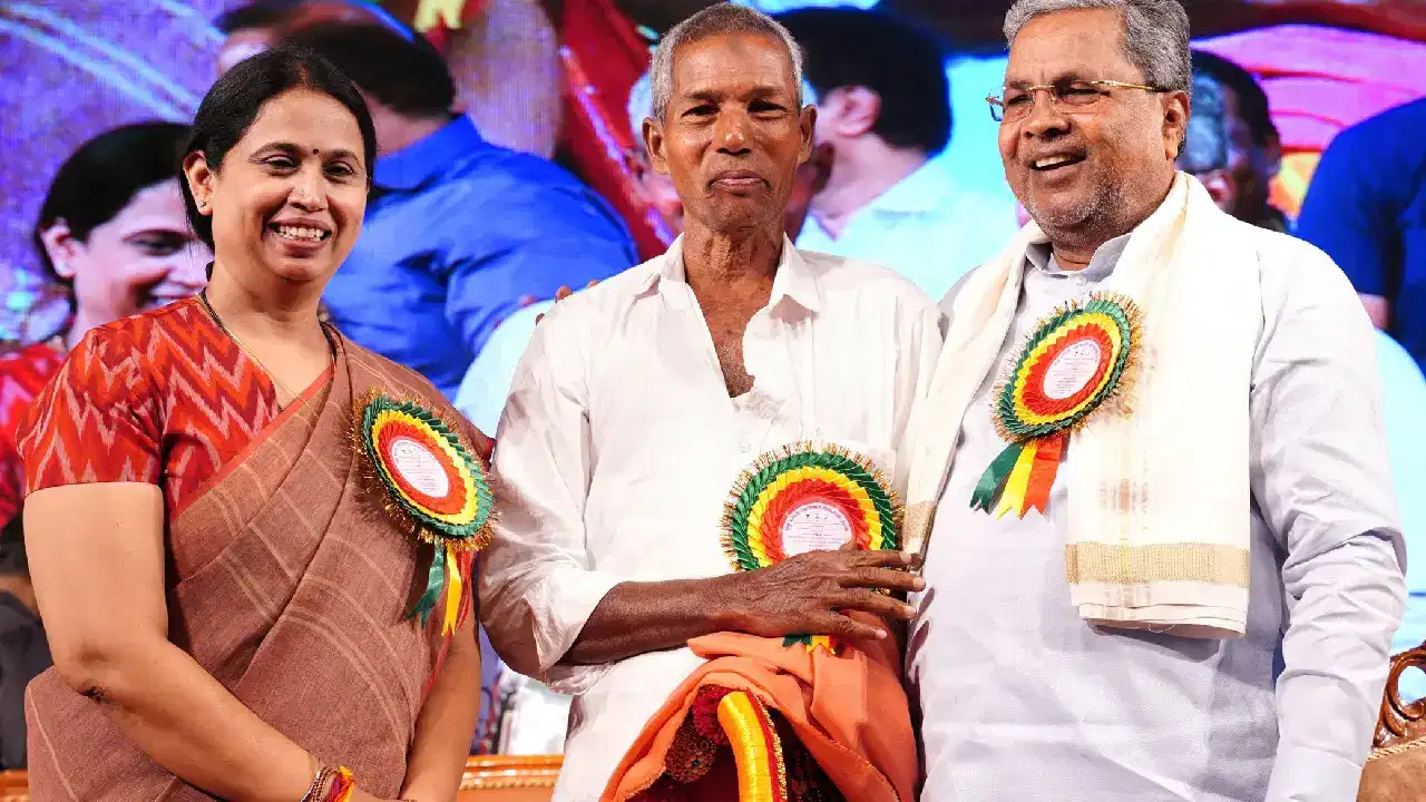 ಹಿರಿಯ ನಾಗರಿಕರಿಗೆ ಗುಡ್ನ್ಯೂಸ್: ವೃದ್ಧಾಪ್ಯ ವೇತನ ಹೆಚ್ಚಿಸುವುದಾಗಿ ಘೋಷಿಸಿದ ಸಿಎಂ ಸಿದ್ದರಾಮಯ್ಯ ಹಿರಿಯ ನಾಗರಿಕರಿಗೆ ಗುಡ್ನ್ಯೂಸ್: ವೃದ್ಧಾಪ್ಯ ವೇತನ ಹೆಚ್ಚಿಸುವುದಾಗಿ ಘೋಷಿಸಿದ ಸಿಎಂ ಸಿದ್ದರಾಮಯ್ಯ