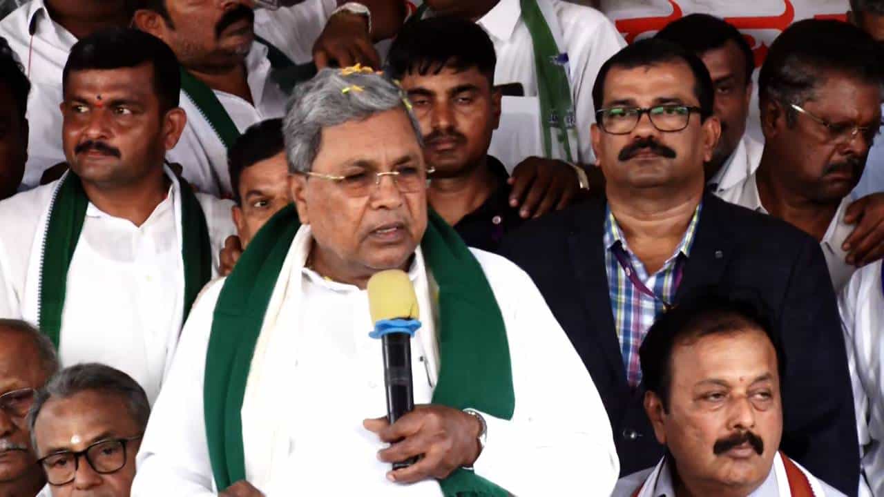 ಒಬ್ಬನೇ ಒಬ್ಬ ಶಾಸಕ ಕೂಡ ನಮ್ಮ ಪಕ್ಷ ಬಿಟ್ಟು ಹೋಗಲ್ಲ: ಮಂಡ್ಯದಲ್ಲಿ ಸಿಎಂ ಸಿದ್ದರಾಮಯ್ಯ ಗುಡುಗು ಒಬ್ಬನೇ ಒಬ್ಬ ಶಾಸಕ ಕೂಡ ನಮ್ಮ ಪಕ್ಷ ಬಿಟ್ಟು ಹೋಗಲ್ಲ: ಮಂಡ್ಯದಲ್ಲಿ ಸಿಎಂ ಸಿದ್ದರಾಮಯ್ಯ ಗುಡುಗು