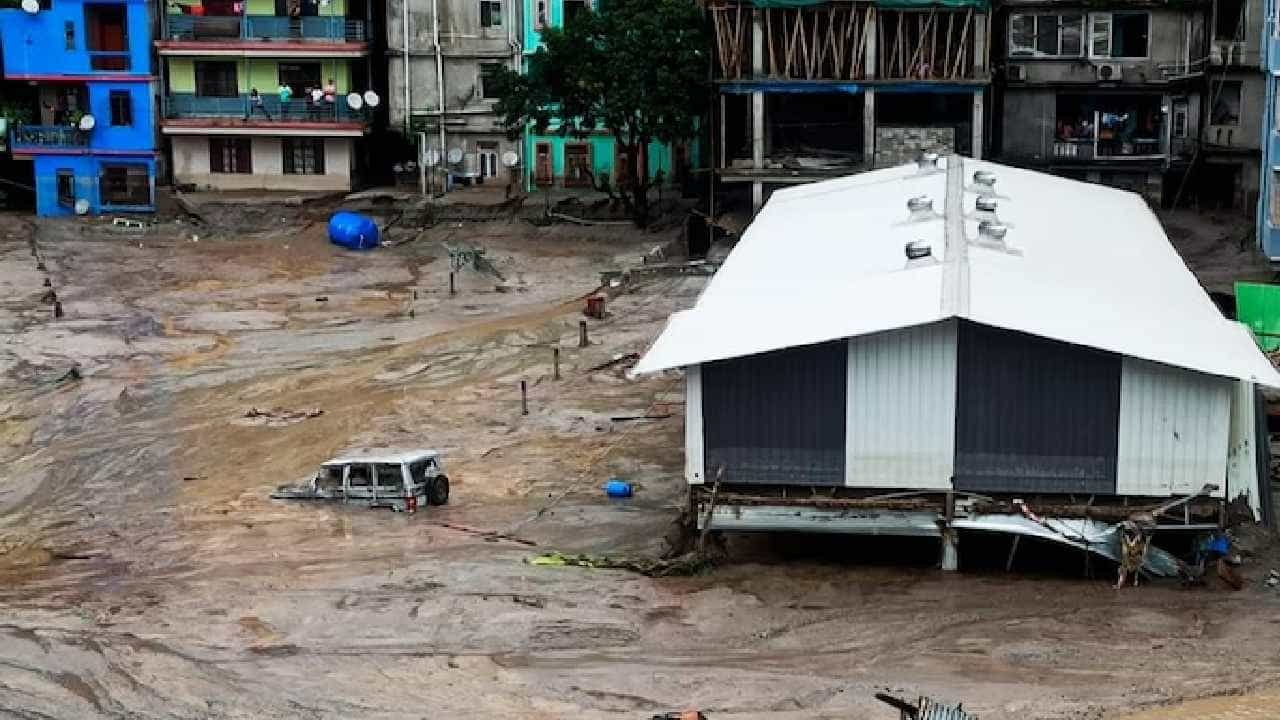Sikkim Flood: ಸಿಕ್ಕಿಂನಲ್ಲಿ ಭಾರಿ ಪ್ರವಾಹ, 19 ಮಂದಿ ಸಾವು 100ಕ್ಕೂ ಅಧಿಕ ಮಂದಿ ನಾಪತ್ತೆ Sikkim Flood: ಸಿಕ್ಕಿಂನಲ್ಲಿ ಭಾರಿ ಪ್ರವಾಹ, 19 ಮಂದಿ ಸಾವು 100ಕ್ಕೂ ಅಧಿಕ ಮಂದಿ ನಾಪತ್ತೆ