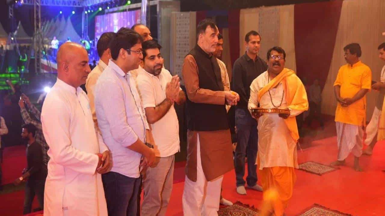 ದೆಹಲಿ ಸರ್ಕಾರದ ಸಚಿವರು ಮತ್ತು ಆಮ್ ಆದ್ಮಿ ಪಕ್ಷದ ನಾಯಕ ಗೋಪಾಲ್ ರೈ ಕೂಡ ಉತ್ಸವದಲ್ಲಿ ಭಾಗವಹಿಸಿದ್ದರು. ಇದೇ ವೇಳೆ ದುರ್ಗಾ ಮಾತೆಯ ಆರತಿ ನೆರವೇರಿಸಿ ಆಶೀರ್ವಾದ ಪಡೆದರು.