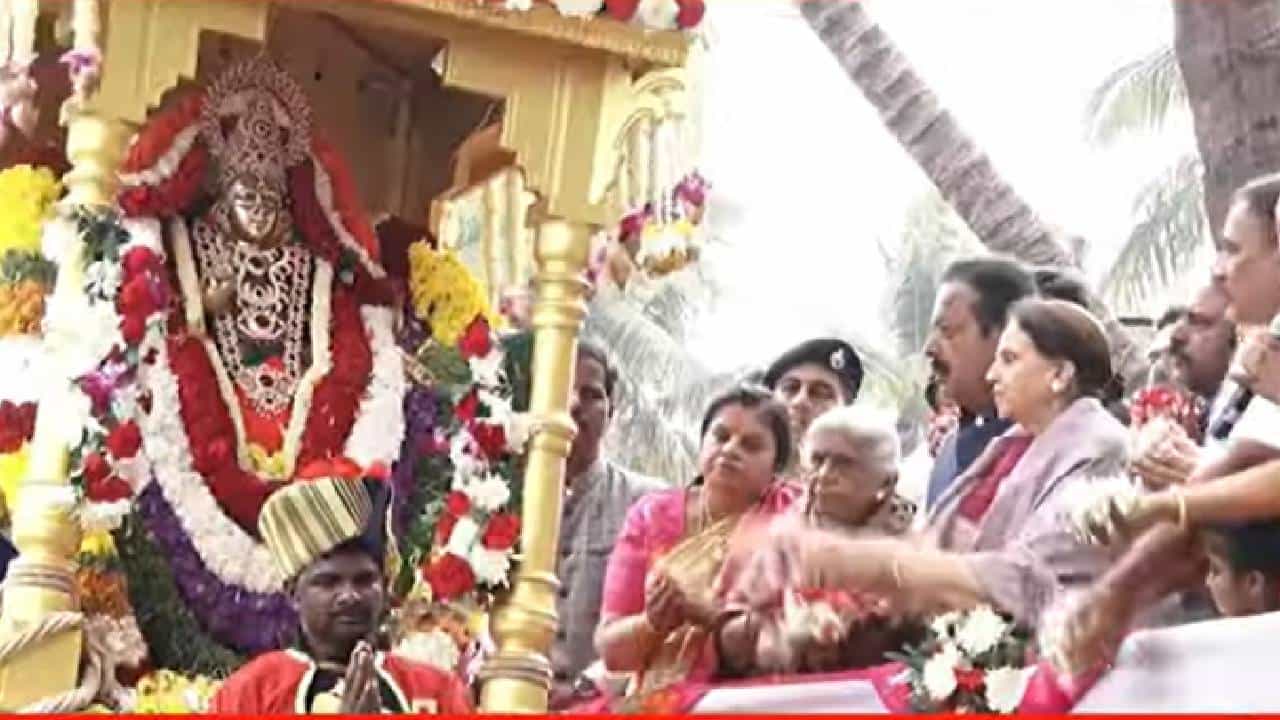 ಶ್ರೀರಂಗಪಟ್ಟಣ ದಸರಾಗೆ ಚಾಲನೆ ನೀಡಿದ ಮೈಸೂರು ರಾಜವಂಶಸ್ಥೆ ಪ್ರಮೋದಾದೇವಿ ಒಡೆಯರ್ ಶ್ರೀರಂಗಪಟ್ಟಣ ದಸರಾಗೆ ಚಾಲನೆ ನೀಡಿದ ಮೈಸೂರು ರಾಜವಂಶಸ್ಥೆ ಪ್ರಮೋದಾದೇವಿ ಒಡೆಯರ್