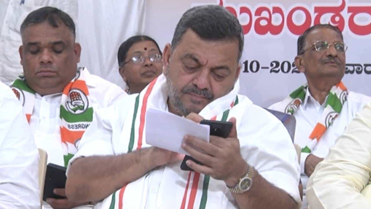 ಕಾಂಗ್ರೆಸ್ನವರಿಂದಲೇ ಕಾಂಗ್ರೆಸ್ ಪಕ್ಷ ಸೋಲುತ್ತಿದೆ: ಎಸ್ಎಸ್ ಮಲ್ಲಿಕಾರ್ಜುನ ಕಾಂಗ್ರೆಸ್ನವರಿಂದಲೇ ಕಾಂಗ್ರೆಸ್ ಪಕ್ಷ ಸೋಲುತ್ತಿದೆ: ಎಸ್ಎಸ್ ಮಲ್ಲಿಕಾರ್ಜುನ