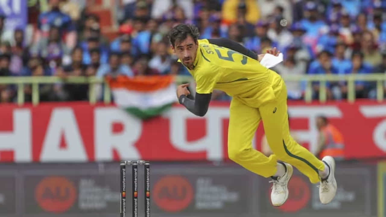 ಭಾರತ ವಿರುದ್ಧದ ಮೊದಲ ವಿಶ್ವಕಪ್ ಪಂದ್ಯದಲ್ಲಿ ಆಸ್ಟ್ರೇಲಿಯಾದ ವೇಗಿ ಮಿಚೆಲ್ ಸ್ಟಾರ್ಕ್, ವಿಶ್ವಕಪ್ ಇತಿಹಾಸದಲ್ಲಿ ವೇಗವಾಗಿ 50 ವಿಕೆಟ್ಗಳನ್ನು ಪೂರೈಸಿದ ವೇಗದ ಬೌಲರ್ ಎಂಬ ದಾಖಲೆ ಸೃಷ್ಟಿಸಿದ್ದಾರೆ.