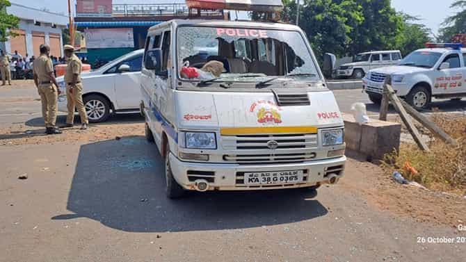 ಬೀದರ್: ಗಲಾಟೆ ಬಿಡಿಸಲು ಹೋದ ಪೊಲೀಸರ ಮೇಲೆಯೇ ಕಲ್ಲು ತೂರಾಟ
