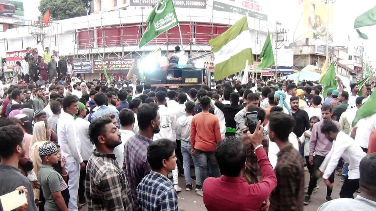 ಶಿವಮೊಗ್ಗ: ಈದ್ ಮಿಲಾದ್ ಮೆರವಣಿಗೆ ವೇಳೆ ಕಲ್ಲು ತೂರಾಟ, ಪರಿಸ್ಥಿತಿ ಉದ್ವಿಗ್ನ ಶಿವಮೊಗ್ಗ: ಈದ್ ಮಿಲಾದ್ ಮೆರವಣಿಗೆ ವೇಳೆ ಕಲ್ಲು ತೂರಾಟ, ಪರಿಸ್ಥಿತಿ ಉದ್ವಿಗ್ನ