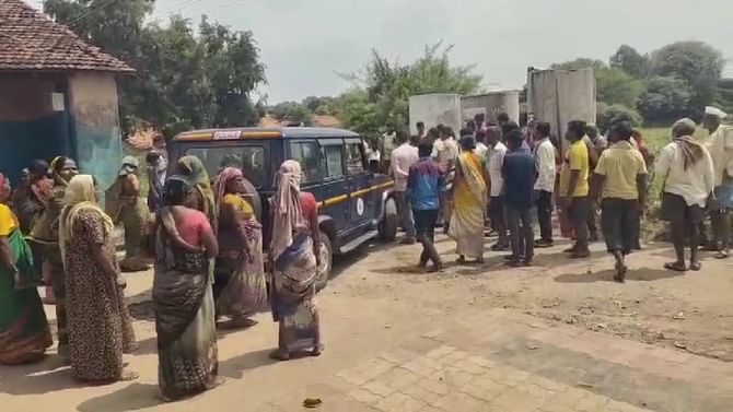 ಗೋಕಾಕ: ಸರ್ವೆಗೆ ಹೋಗಿದ್ದ ಅರಣ್ಯ ಇಲಾಖೆ ಸಿಬ್ಬಂದಿ ಮೇಲೆ ಕಲ್ಲು ತೂರಾಟ ಗೋಕಾಕ: ಸರ್ವೆಗೆ ಹೋಗಿದ್ದ ಅರಣ್ಯ ಇಲಾಖೆ ಸಿಬ್ಬಂದಿ ಮೇಲೆ ಕಲ್ಲು ತೂರಾಟ
