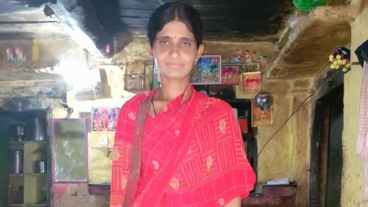 ಗಲಾಟೆ ವೇಳೆ ಸೀರೆ ಹಿಡಿದು ವ್ಯಕ್ತಿ ಎಳೆದಾಡಿದ ಆರೋಪ: ಮನನೊಂದು ವಿಷ ಸೇವಿಸಿ ಮಹಿಳೆ ಆತ್ಮಹತ್ಯೆ ಗಲಾಟೆ ವೇಳೆ ಸೀರೆ ಹಿಡಿದು ವ್ಯಕ್ತಿ ಎಳೆದಾಡಿದ ಆರೋಪ: ಮನನೊಂದು ವಿಷ ಸೇವಿಸಿ ಮಹಿಳೆ ಆತ್ಮಹತ್ಯೆ