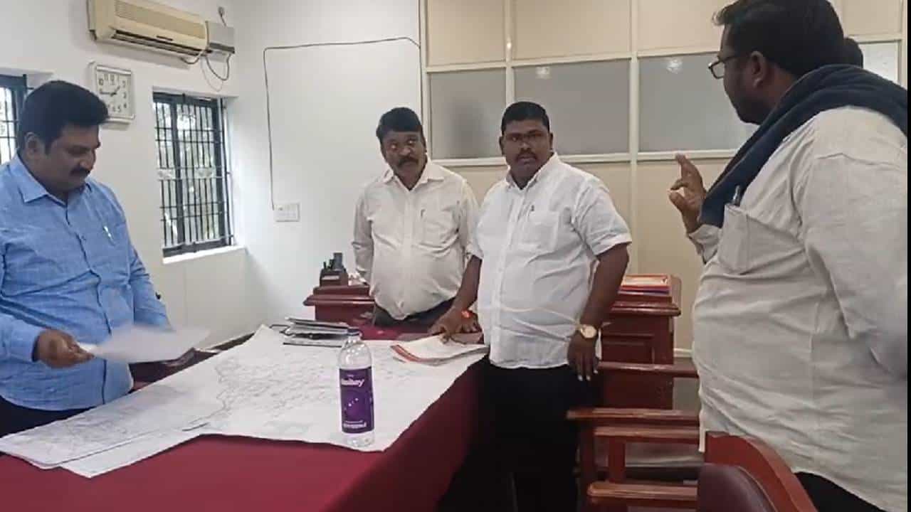 ಗುತ್ತಿಗದಾರರ ಸಂಘದ ಅಧ್ಯಕ್ಷನ ಮೇಲೆ ಸಚಿವ ಶಿವರಾಜ್ ತಂಗಡಗಿ ಸಹೋದರನ ದರ್ಪ; ಯಾಕೆ ಗೊತ್ತಾ? ಗುತ್ತಿಗದಾರರ ಸಂಘದ ಅಧ್ಯಕ್ಷನ ಮೇಲೆ ಸಚಿವ ಶಿವರಾಜ್ ತಂಗಡಗಿ ಸಹೋದರನ ದರ್ಪ; ಯಾಕೆ ಗೊತ್ತಾ?