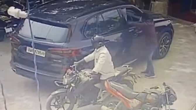 ಬಿಎಂಡಬ್ಲ್ಯು ಕಾರಿನಲ್ಲಿತ್ತು 14 ಲಕ್ಷ ನಗದು, ಖದೀಮರು ಮಾಡಿದ್ದೇನು ನೋಡಿ