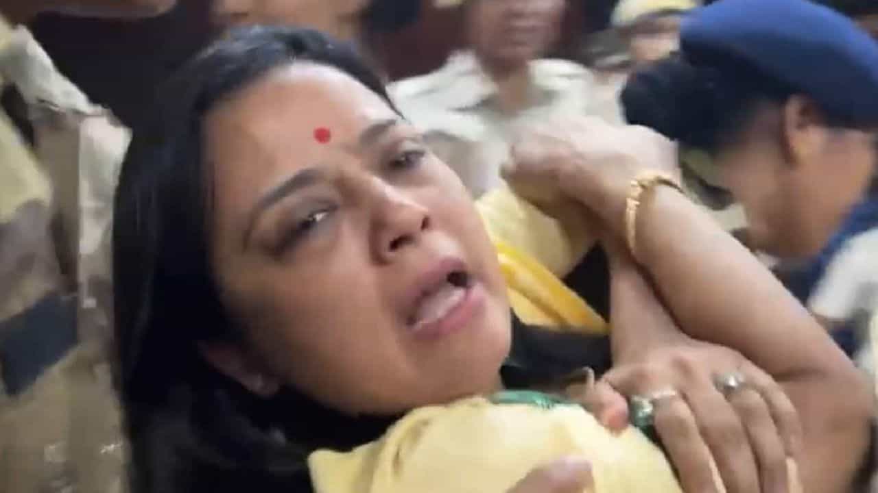 ಸಚಿವರ ಕಚೇರಿ ಎದುರು ಪ್ರತಿಭಟನೆ ನಡೆಸುತ್ತಿದ್ದ ಟಿಎಂಸಿ ಸಂಸದರನ್ನು ಎಳೆದೊಯ್ದು, ಬಂಧನ ಸಚಿವರ ಕಚೇರಿ ಎದುರು ಪ್ರತಿಭಟನೆ ನಡೆಸುತ್ತಿದ್ದ ಟಿಎಂಸಿ ಸಂಸದರನ್ನು ಎಳೆದೊಯ್ದು, ಬಂಧನ