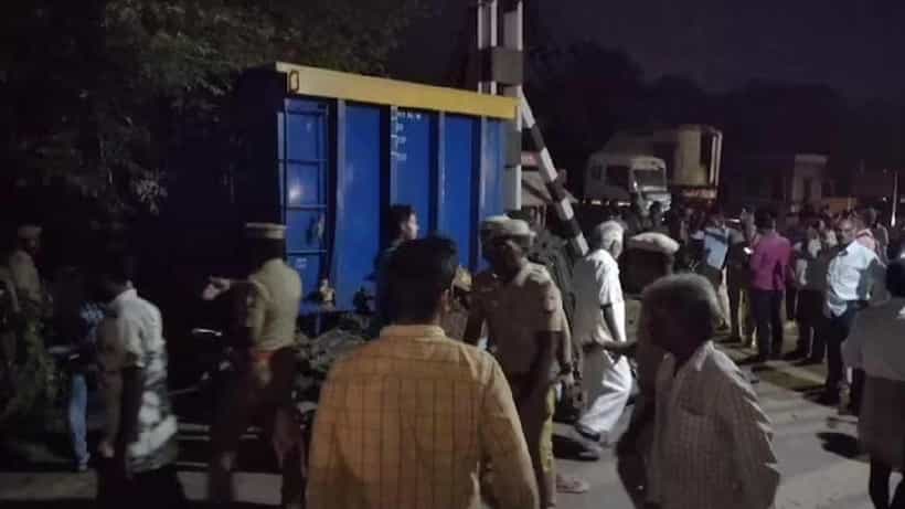 ತಮಿಳುನಾಡು: ಹಳಿ ತಪ್ಪಿ ಮರಕ್ಕೆ ಡಿಕ್ಕಿ ಹೊಡೆದ ಗೂಡ್ಸ್ ರೈಲು