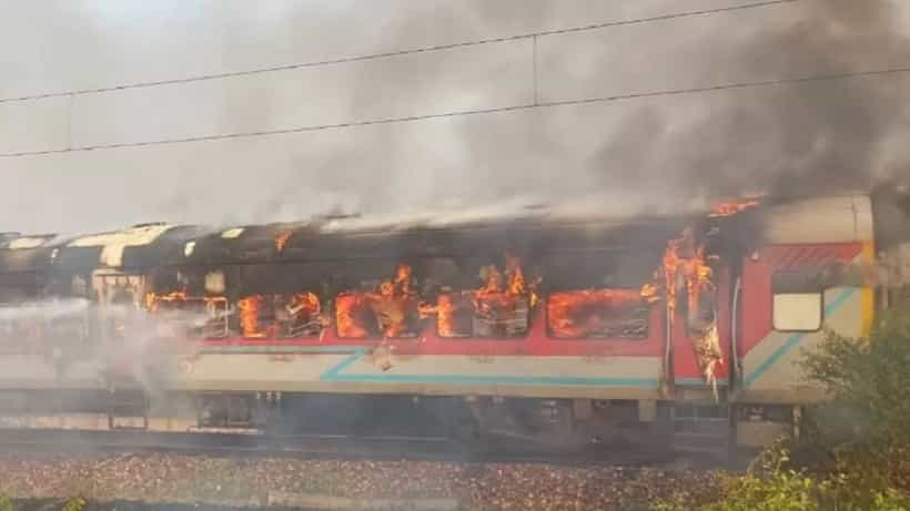 ರೈಲ್ವೆ ಎಂಜಿನ್ನಲ್ಲಿ ಕಾಣಿಸಿಕೊಂಡ ಬೆಂಕಿ, ಗೇಟ್ಮ್ಯಾನ್ ಯಶ್ಪಾಲ್ ಸಮಯ ಪ್ರಜ್ಞೆಯಿಂದ ನಾರಾರು ಜೀವಗಳು ಅಪಾಯದಿಂದ ಪಾರು