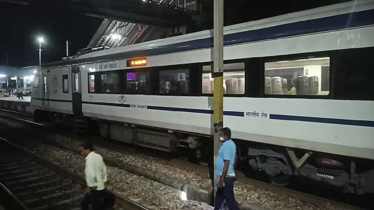ವಂದೇ ಭಾರತ್ ರೈಲು ಡಿಕ್ಕಿ ಹೊಡೆದು ತಾಯಿ ಹಾಗೂ ಇಬ್ಬರು ಹೆಣ್ಣುಮಕ್ಕಳು ಸಾವು ವಂದೇ ಭಾರತ್ ರೈಲು ಡಿಕ್ಕಿ ಹೊಡೆದು ತಾಯಿ ಹಾಗೂ ಇಬ್ಬರು ಹೆಣ್ಣುಮಕ್ಕಳು ಸಾವು