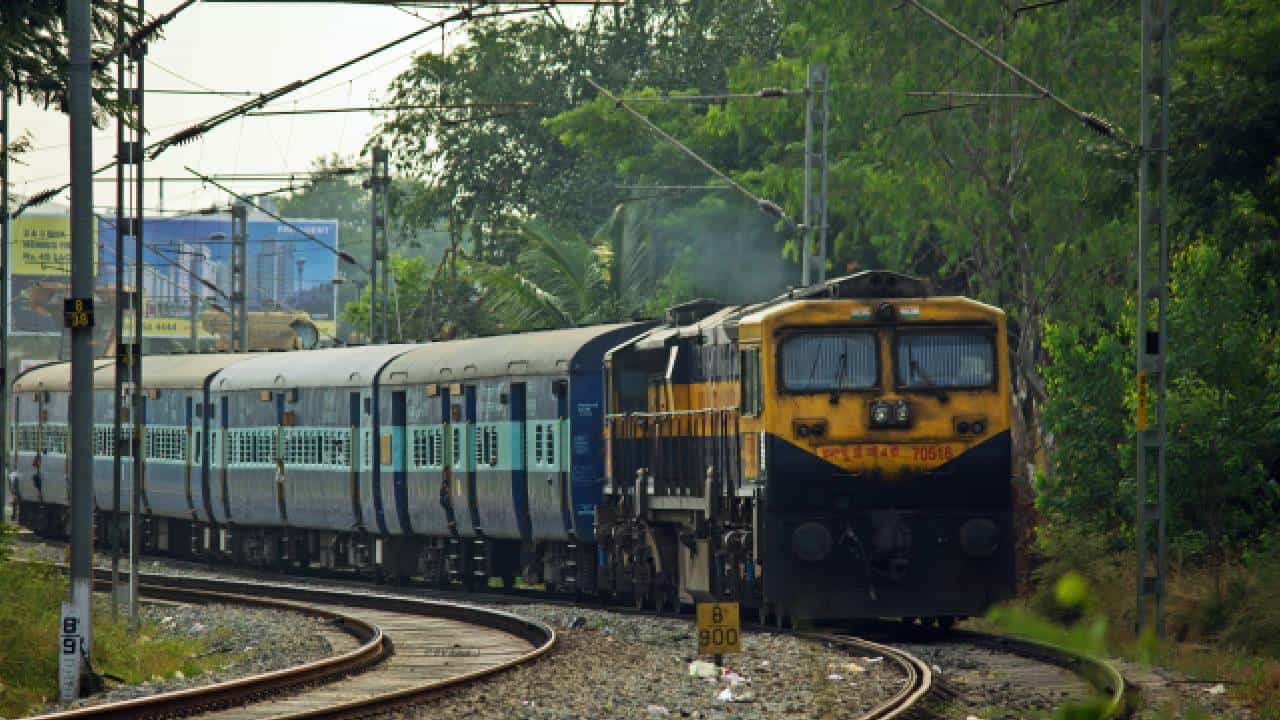 ದಸರಾ ಸಂಭ್ರಮ: ಪ್ರಯಾಣಿಕರ ಅನುಕೂಲಕ್ಕಾಗಿ ಈ 2 ದಿನ ಬೆಂಗಳೂರು-ಬೆಳಗಾವಿಗೆ ವಿಶೇಷ ರೈಲು ಸಂಚಾರ ದಸರಾ ಸಂಭ್ರಮ: ಪ್ರಯಾಣಿಕರ ಅನುಕೂಲಕ್ಕಾಗಿ ಈ 2 ದಿನ ಬೆಂಗಳೂರು-ಬೆಳಗಾವಿಗೆ ವಿಶೇಷ ರೈಲು ಸಂಚಾರ