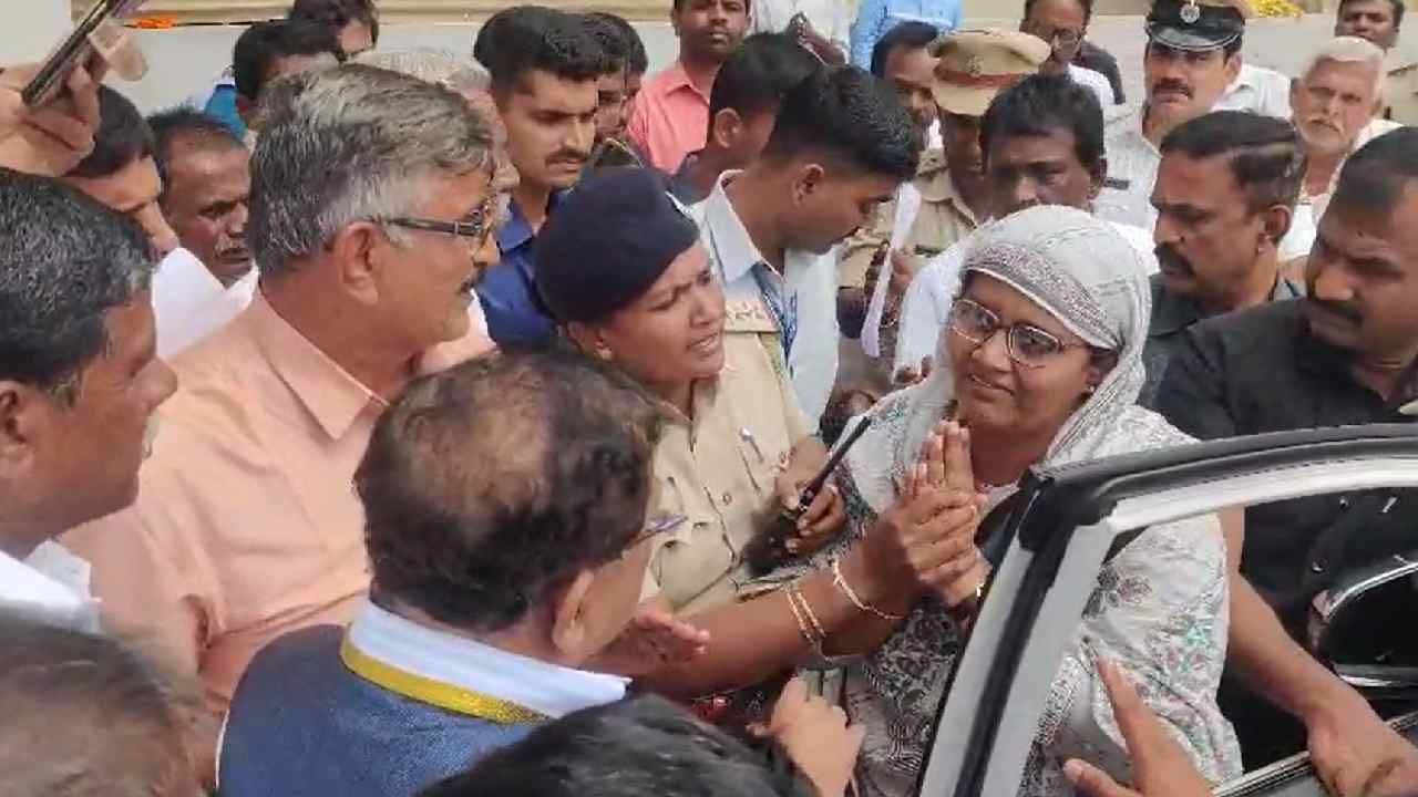 ತುಮಕೂರು: ಬಾಡಿಗೆ ಕೇಳಿದ್ದಕ್ಕೆ ಥಳಿತ ಪ್ರಕರಣ, ನ್ಯಾಯಕ್ಕಾಗಿ ಗೃಹಸಚಿವರ ಬಳಿ ಅಂಗಲಾಚಿದ ಮಹಿಳೆ ತುಮಕೂರು: ಬಾಡಿಗೆ ಕೇಳಿದ್ದಕ್ಕೆ ಥಳಿತ ಪ್ರಕರಣ, ನ್ಯಾಯಕ್ಕಾಗಿ ಗೃಹಸಚಿವರ ಬಳಿ ಅಂಗಲಾಚಿದ ಮಹಿಳೆ