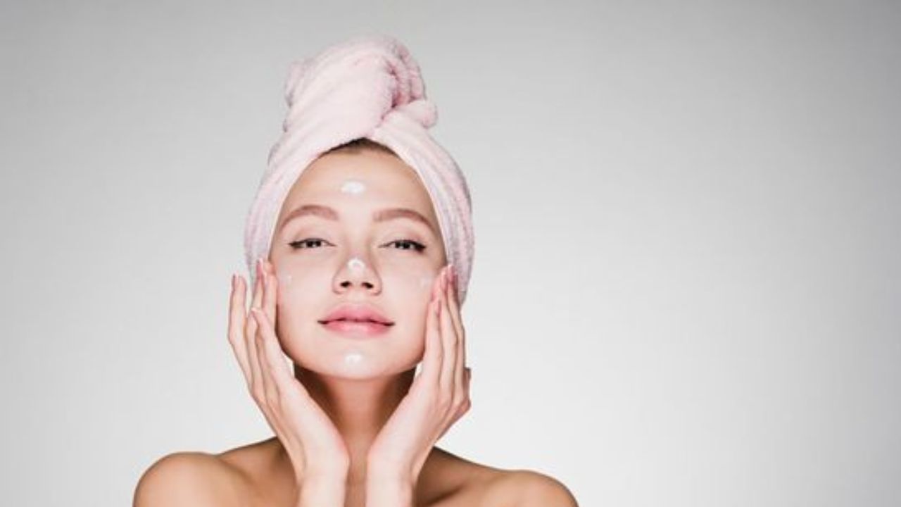 Sunscreen In Winter: ಚಳಿಗಾಲದಲ್ಲಿ ತ್ವಚೆಗೆ ಸನ್ಸ್ಕ್ರೀನ್ ಏಕೆ ಅಗತ್ಯ? ಇಲ್ಲಿದೆ ಮಾಹಿತಿ Sunscreen In Winter: ಚಳಿಗಾಲದಲ್ಲಿ ತ್ವಚೆಗೆ ಸನ್ಸ್ಕ್ರೀನ್ ಏಕೆ ಅಗತ್ಯ? ಇಲ್ಲಿದೆ ಮಾಹಿತಿ