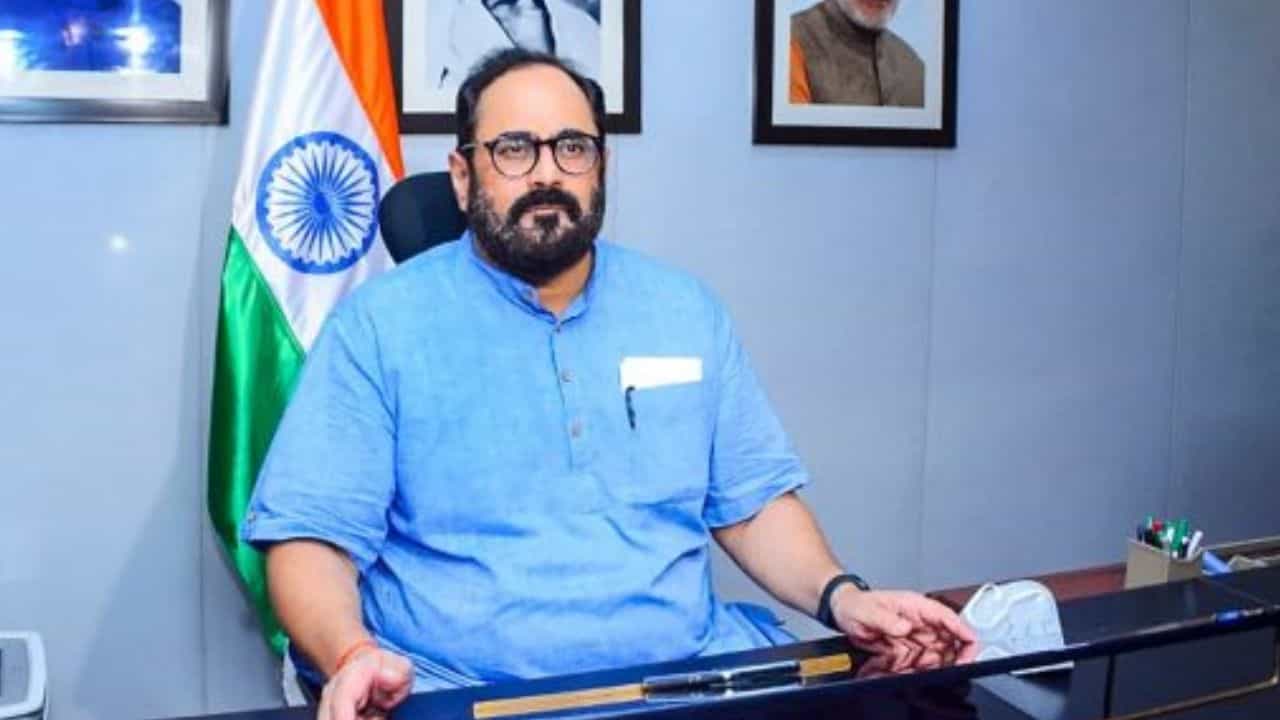 ಕೇರಳ ಸಿಎಂ ತೀವ್ರಗಾಮಿ ಎಂದ ಕೇಂದ್ರ ಸಚಿವ ರಾಜೀವ್ ಚಂದ್ರಶೇಖರ್ ವಿರುದ್ಧ ದೂರು ದಾಖಲು ಕೇರಳ ಸಿಎಂ ತೀವ್ರಗಾಮಿ ಎಂದ ಕೇಂದ್ರ ಸಚಿವ ರಾಜೀವ್ ಚಂದ್ರಶೇಖರ್ ವಿರುದ್ಧ ದೂರು ದಾಖಲು