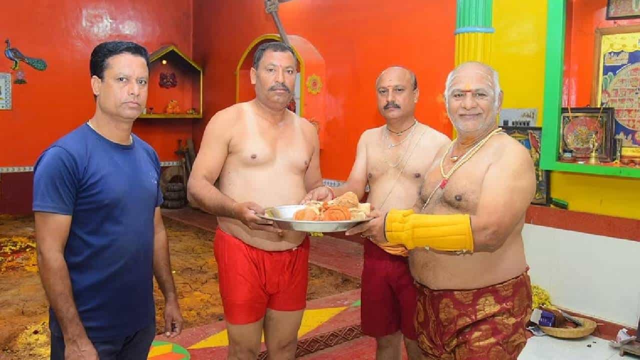 ಮೈಸೂರು ದಸರಾ ವಜ್ರಮುಷ್ಟಿ ಕಾಳಗಕ್ಕೆ ವೆಂಕಟೇಶ್ ಜಟ್ಟಿ ಆಯ್ಕೆ, ಏನಿದು ವಜ್ರಮುಷ್ಟಿ ಕಾಳಗ? ಇತಿಹಾಸ ತಿಳಿದುಕೊಳ್ಳಿ ಮೈಸೂರು ದಸರಾ ವಜ್ರಮುಷ್ಟಿ ಕಾಳಗಕ್ಕೆ ವೆಂಕಟೇಶ್ ಜಟ್ಟಿ ಆಯ್ಕೆ, ಏನಿದು ವಜ್ರಮುಷ್ಟಿ ಕಾಳಗ? ಇತಿಹಾಸ ತಿಳಿದುಕೊಳ್ಳಿ