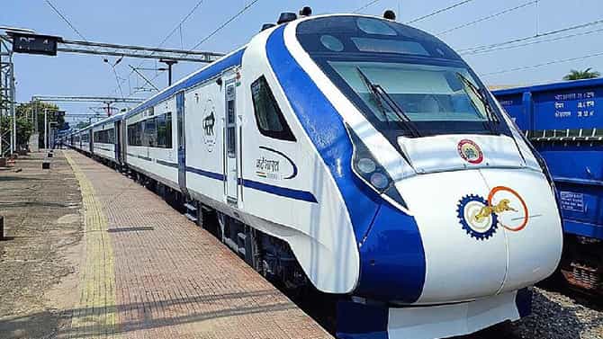 ಚಲಿಸುತ್ತಿರುವ ರೈಲು ಹತ್ತಲು ಹೋಗಿ ಬಿದ್ದ ಪ್ರಯಾಣಿಕನ ರಕ್ಷಣೆ