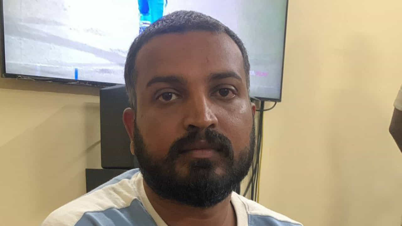 ಹುಲಿ ಉಗುರು ಪ್ರಕರಣ: ವರ್ತೂರು ಸಂತೋಷ್ಗೆ ಕೈದಿ ನಂಬರ್ ನೀಡಿದ ಜೈಲಿನ ಅಧಿಕಾರಿಗಳು ಹುಲಿ ಉಗುರು ಪ್ರಕರಣ: ವರ್ತೂರು ಸಂತೋಷ್ಗೆ ಕೈದಿ ನಂಬರ್ ನೀಡಿದ ಜೈಲಿನ ಅಧಿಕಾರಿಗಳು