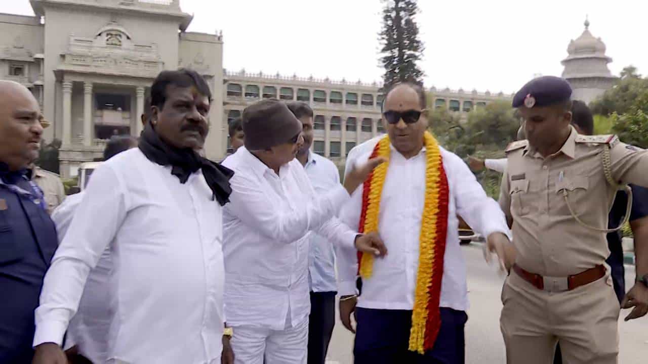 ಕಾವೇರಿ ನೀರು ವಿವಾದ: ವಾಟಾಳ್ ನಾಗರಾಜ್ರಿಂದ ವಿಧಾನಸೌಧಕ್ಕೆ ಮುತ್ತಿಗೆ ಕಾವೇರಿ ನೀರು ವಿವಾದ: ವಾಟಾಳ್ ನಾಗರಾಜ್ರಿಂದ ವಿಧಾನಸೌಧಕ್ಕೆ ಮುತ್ತಿಗೆ