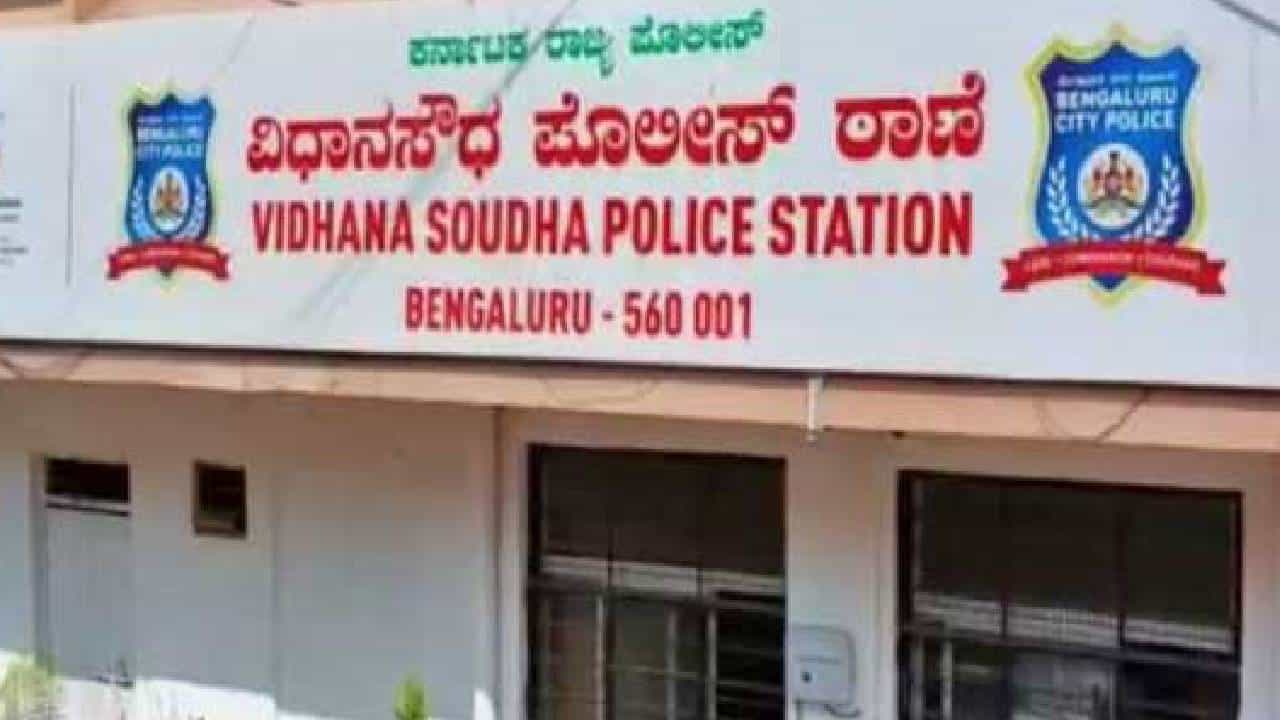 ಲೋಕಾಯುಕ್ತ ಅಧಿಕಾರಿ ಹೆಸರಲ್ಲಿ ರೇಡ್ ಮಾಡುವ ಬೆದರಿಕೆ: ಹಣಕ್ಕೆ ಬೇಡಿಕೆ ಇಟ್ಟ ಆರೋಪಿ ಬಂಧನಕ್ಕೆ ಬಲೆ ಬೀಸಿದ ಪೊಲೀಸ್ರು ಲೋಕಾಯುಕ್ತ ಅಧಿಕಾರಿ ಹೆಸರಲ್ಲಿ ರೇಡ್ ಮಾಡುವ ಬೆದರಿಕೆ: ಹಣಕ್ಕೆ ಬೇಡಿಕೆ ಇಟ್ಟ ಆರೋಪಿ ಬಂಧನಕ್ಕೆ ಬಲೆ ಬೀಸಿದ ಪೊಲೀಸ್ರು