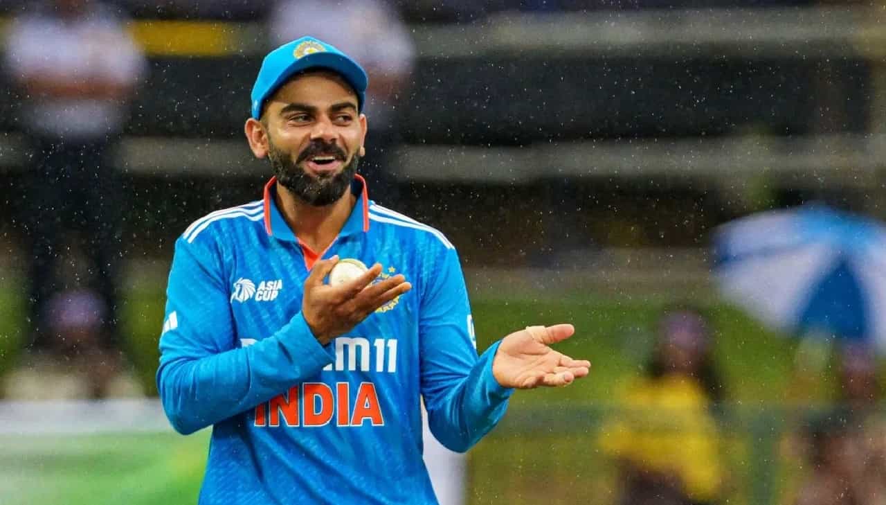 ಏಕದಿನ ವಿಶ್ವಕಪ್ನ ಐದನೇ ಪಂದ್ಯದಲ್ಲಿ ಟೀಮ್ ಇಂಡಿಯಾದ ಸ್ಟಾರ್ ಆಟಗಾರ ವಿರಾಟ್ ಕೊಹ್ಲಿ ವಿಶೇಷ ದಾಖಲೆ ಬರೆದಿದ್ದಾರೆ. ಅದು ಕೂಡ ಕ್ಯಾಚ್ ಹಿಡಿಯುವ ಮೂಲಕ ಎಂಬುದು ವಿಶೇಷ.