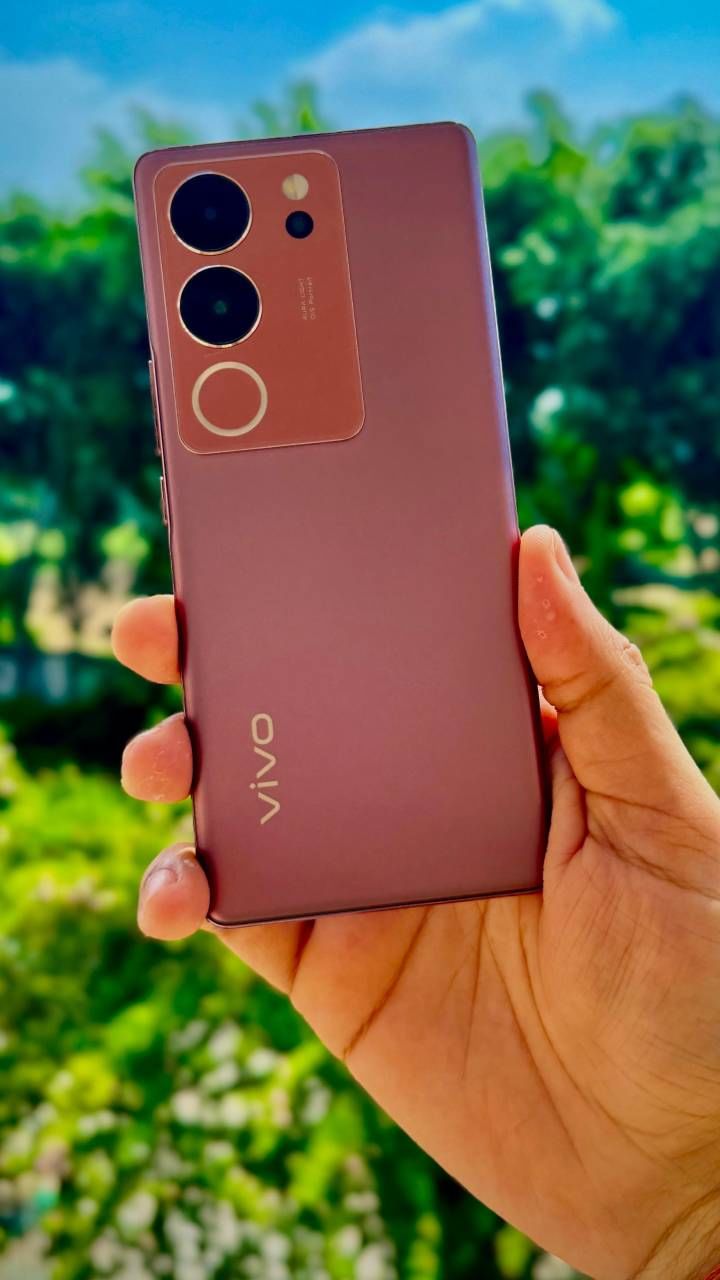 ವಿವೋ V29 ಪ್ರೊ 8GB RAM + 256GB ಸ್ಟೋರೇಜ್ ರೂಪಾಂತರಕ್ಕೆ 39,999 ರೂ. ಇದೆ. 12GB RAM + 256GB ಸ್ಟೋರೇಜ್​ಗೆ 42,999 ರೂ.