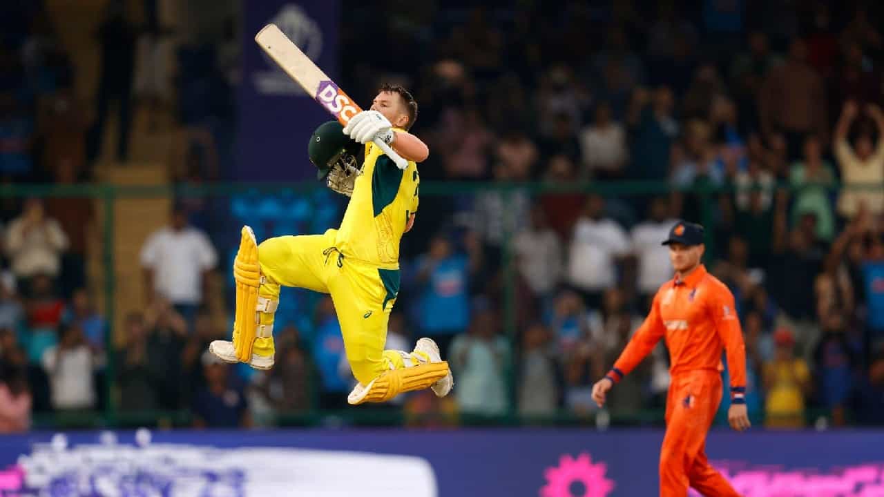 ದೆಹಲಿಯ ಅರುಣ್ ಜೇಟ್ಲಿ ಮೈದಾನದಲ್ಲಿ ನಡೆದ ನೆದರ್ಲೆಂಡ್ಸ್ ವಿರುದ್ಧದ ಪಂದ್ಯದಲ್ಲಿ ಆಸ್ಟ್ರೇಲಿಯಾ ತಂಡದ ಆಟಗಾರ ಡೇವಿಡ್ ವಾರ್ನರ್ ಭರ್ಜರಿ ಶತಕ ಸಿಡಿಸಿ ಮಿಂಚಿದ್ದಾರೆ. ಈ ಪಂದ್ಯದಲ್ಲಿ ಆರಂಭಿಕನಾಗಿ ಕಣಕ್ಕಿಳಿದ ವಾರ್ನರ್ ಆರಂಭದಿಂದಲೇ ಭರ್ಜರಿ ಬ್ಯಾಟಿಂಗ್ ಪ್ರದರ್ಶಿಸಿದರು.