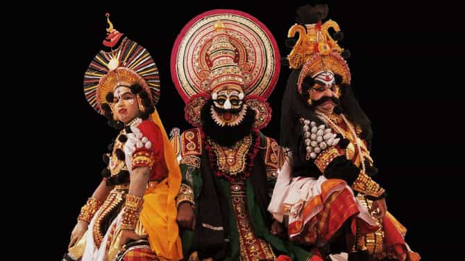 ಯಕ್ಷಗಾನದ ವೇಷಭೂಷಣ ತೊಟ್ಟು ರಸ್ತೆಯಲ್ಲಿ ನಿಂತಿದ್ದ ವ್ಯಕ್ತಿಗೆ ತರಾಟೆ
