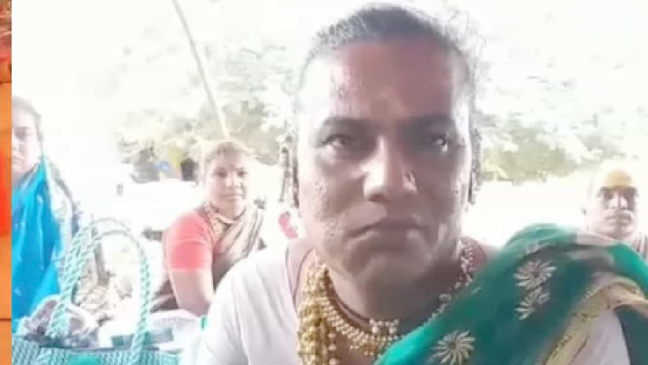 ಗೋಕಾಕ್ನ ಈ ದೇವಸ್ಥಾನದಲ್ಲಿ ದೇವಿಗೆ ಹೆಂಡ, ಸಿಗರೇಟಿನ ಅರ್ಪಣೆ; ಮಂಗಳಮುಖಿಯಿಂದ ಪೂಜೆ ಗೋಕಾಕ್ನ ಈ ದೇವಸ್ಥಾನದಲ್ಲಿ ದೇವಿಗೆ ಹೆಂಡ, ಸಿಗರೇಟಿನ ಅರ್ಪಣೆ; ಮಂಗಳಮುಖಿಯಿಂದ ಪೂಜೆ