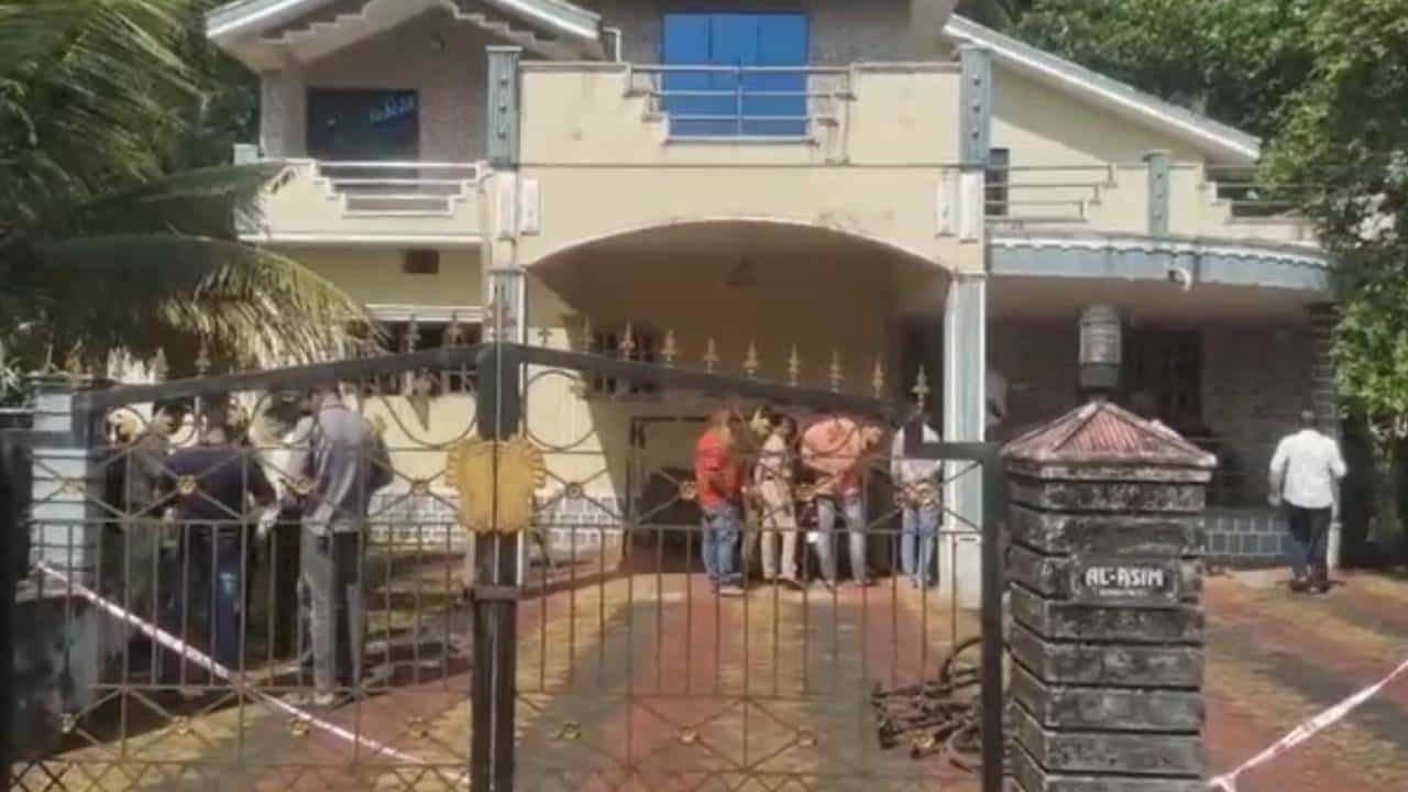 ಉಡುಪಿ: ಚಾಕುವಿನಿಂದ ಇರಿದು ಒಂದೇ ಕುಟುಂಬದ ನಾಲ್ವರ ಹತ್ಯೆ: ದುಷ್ಕರ್ಮಿ ಪರಾರಿ ಉಡುಪಿ: ಚಾಕುವಿನಿಂದ ಇರಿದು ಒಂದೇ ಕುಟುಂಬದ ನಾಲ್ವರ ಹತ್ಯೆ: ದುಷ್ಕರ್ಮಿ ಪರಾರಿ